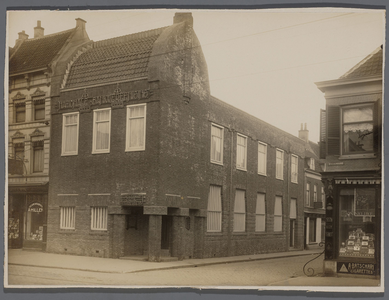 878043 Gezicht op de voor-en zijgevel van het kantoorgebouw van de Nationale Bankvereeniging (Vredenburg 26) te ...